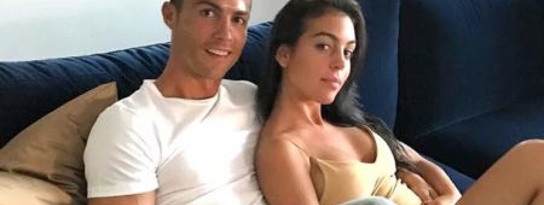 Cristiano Ronaldo regala a Georgina Rodríguez un anello di fidanzamento da 3,7 milioni di sterline Cristiano Ronaldo regala a Georgina Rodríguez un anello di fidanzamento da 3,7 milioni di sterline