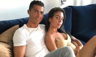 Cristiano Ronaldo regala a Georgina Rodríguez un anello di fidanzamento da 3,7 milioni di sterline Cristiano Ronaldo regala a Georgina Rodríguez un anello di fidanzamento da 3,7 milioni di sterline