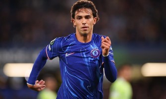 Gli occhi freddi del giocatore sono pieni di tristezza Gli occhi freddi del giocatore sono pieni di tristezza