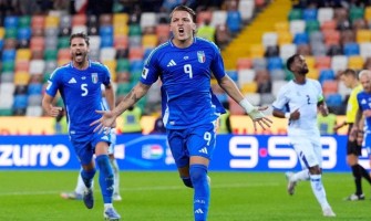 I tifosi veterani ricordano i giocatori dell'Italia del 2002 I tifosi veterani ricordano i giocatori dell'Italia del 2002