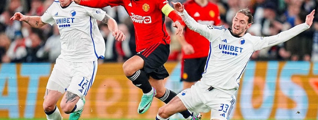 Il ragazzino piange per la sconfitta del Manchester United Il ragazzino piange per la sconfitta del Manchester United
