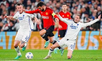 Il ragazzino piange per la sconfitta del Manchester United