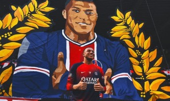 Kylian Mbappé riceve il saluto dei tifosi del Paris Saint-Germain