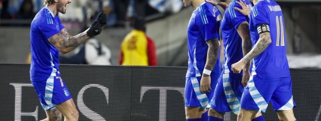 La maglia blu scuro dell'Argentina porta fortuna a Lautaro Martínez