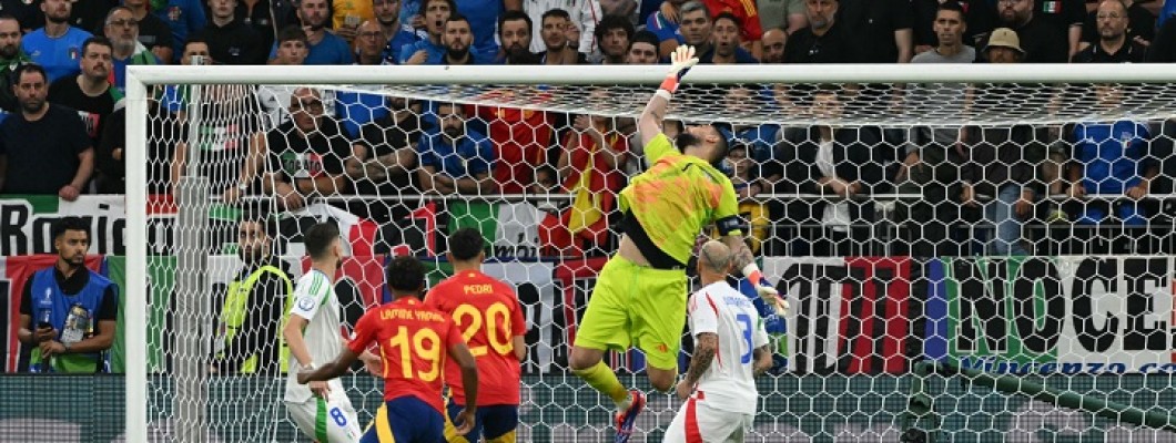 La prestazione eccezionale del portiere italiano Gianluigi Donnarumma La prestazione eccezionale del portiere italiano Gianluigi Donnarumma