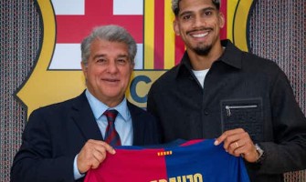Ronald Araújo riconosce il suo problema di forza e sceglie di rinnovare il suo contratto con l'FC Barcelona Ronald Araújo riconosce il suo problema di forza e sceglie di rinnovare il suo contratto con l'FC Barcelona
